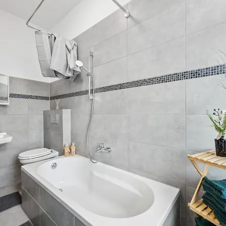 Apartment Wupper I, Lage Ideal Fuer Geschaeftsleute, Monteure, Familien, 3 Zimmer, Smart-tvtv *